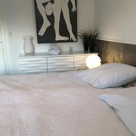 Poppies , Free Parking 4*