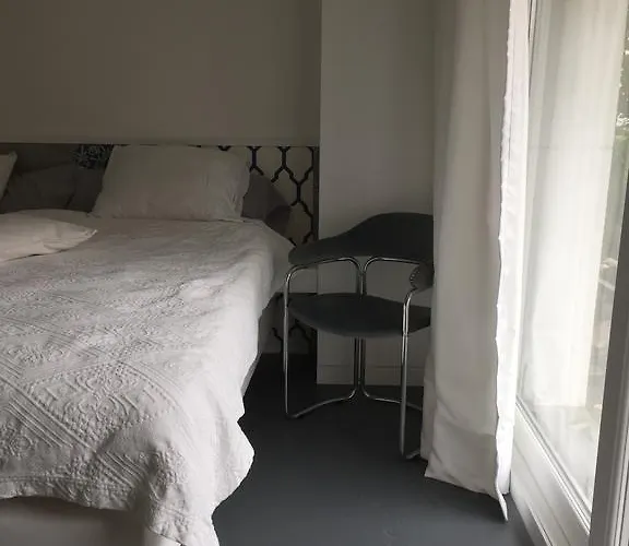 Poppies , Free Parking 오스텐드