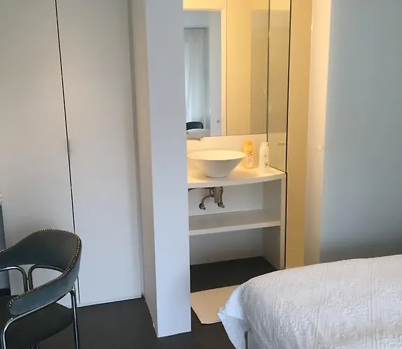 Poppies , Free Parking 오스텐드