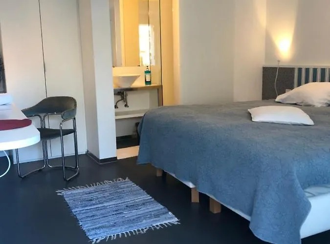 Poppies , Free Parking 오스텐드